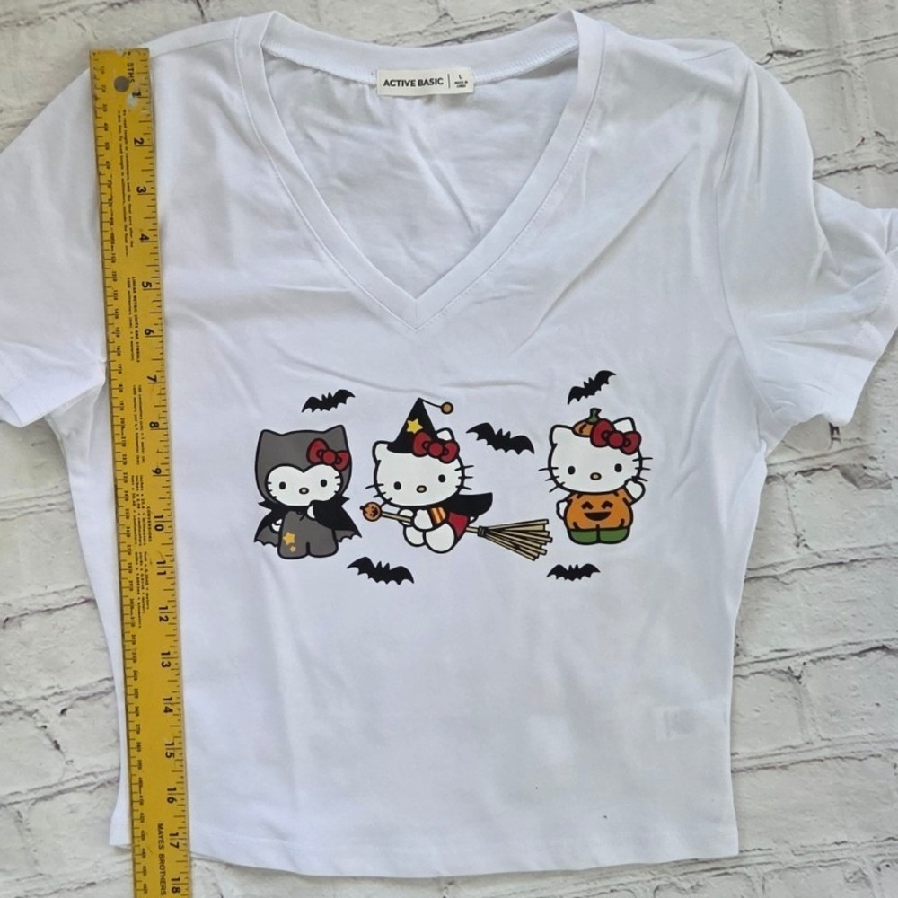 Active Basic Hello Kitty Halloween V-Neck T-Shirt White Witch Vampire Pumpkin L